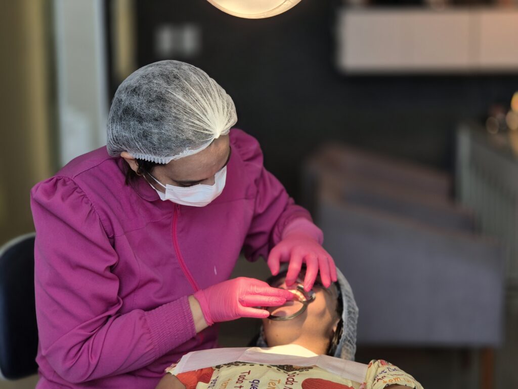 Dra. Rafaella Menezes durante atendimento na Versatta, especialista em prótese sobre implantes
