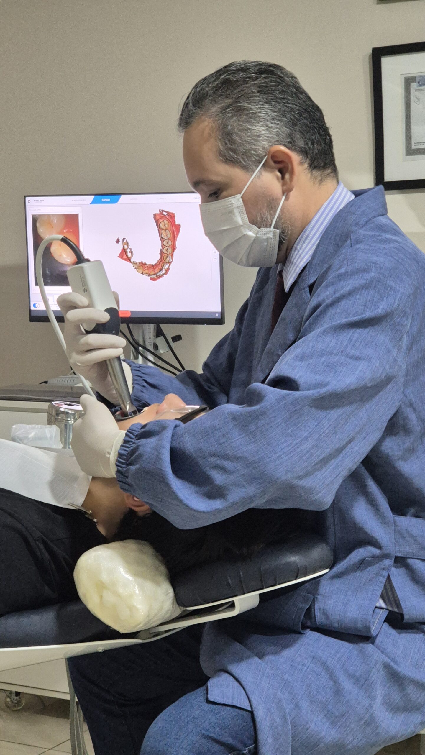 Dr. João Ribeiro utilizando tecnologia digital na Versatta Odontologia, Petrolina